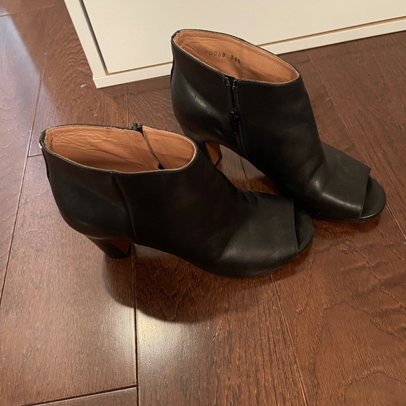 Barely worn black sandals - Picture 2 of 2